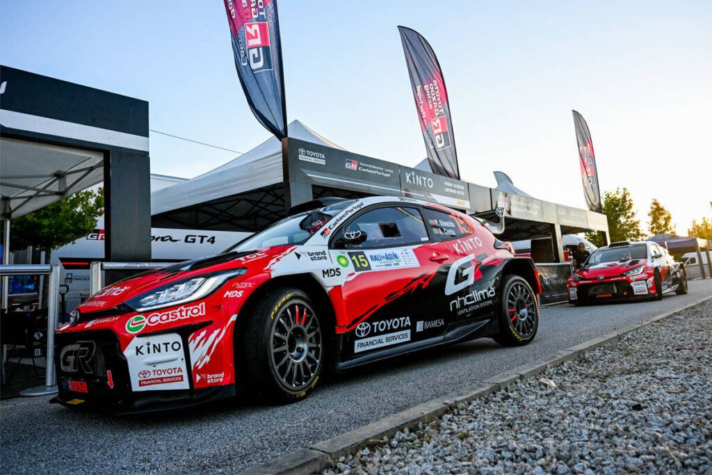 Vista lateral do automóvel de competição Toyota GR Yaris Rally2 fotografado perto do paddock