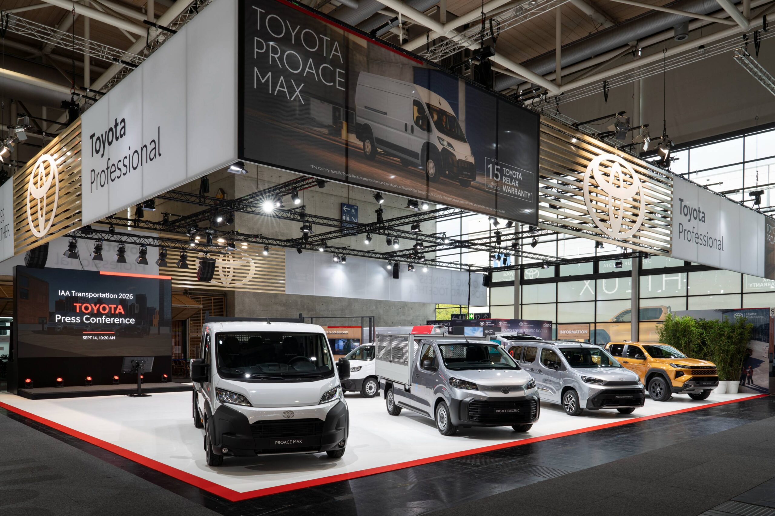 Conjunto de veículos comerciais ligeiros Toyota, incluindo o modelo Toyota Proace Max, em exibição no seu stand, no evento IAA Transportation 2026