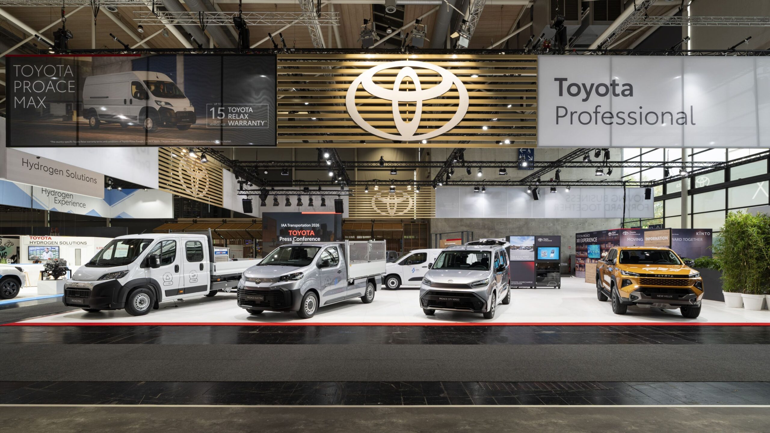 Vista frontal do stand da Toyota no evento IAA Transportation 2026, quatro veículos, incluíndo o Toyota Proace Max, são fotografados de uma perspectiva 3/4