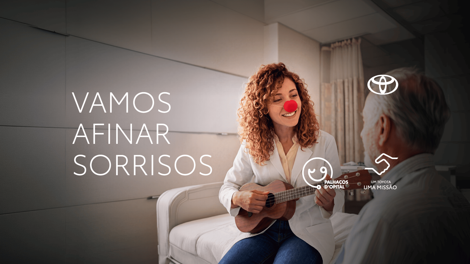 senhora com nariz de palhaço a tocar viola num hospital