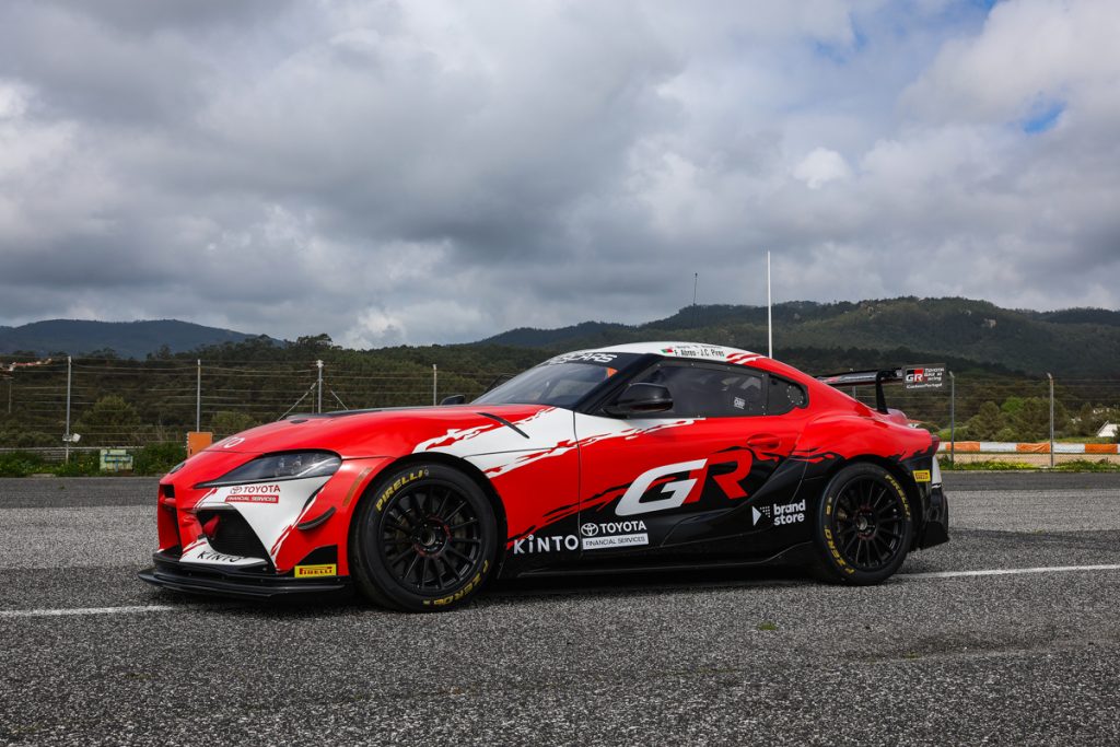 Veículo da toyota estacionado numa pista de corrida