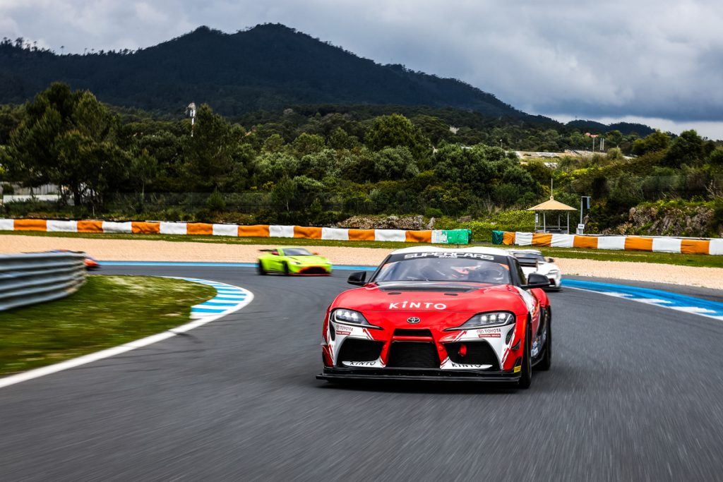 veículo de corrida a toyota numa pista durante uma corrida com outros carros