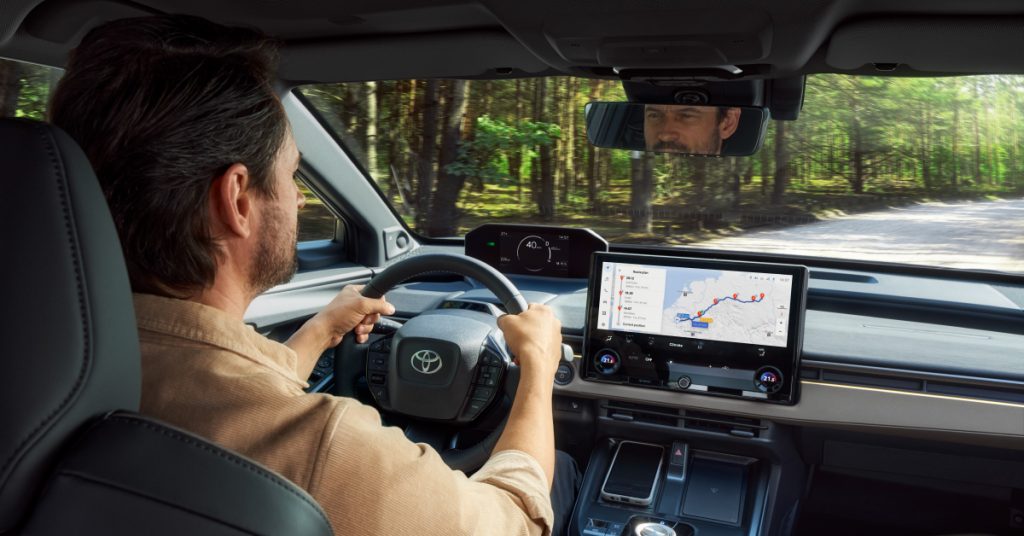 Pessoa a conduzir um veículo Toyota num ambiente rural
