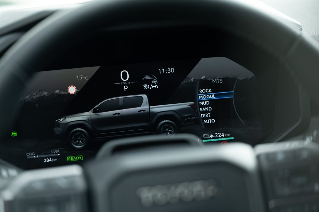 painel digital da toyota hilux com modos de condução para diferentes tipos de terreno