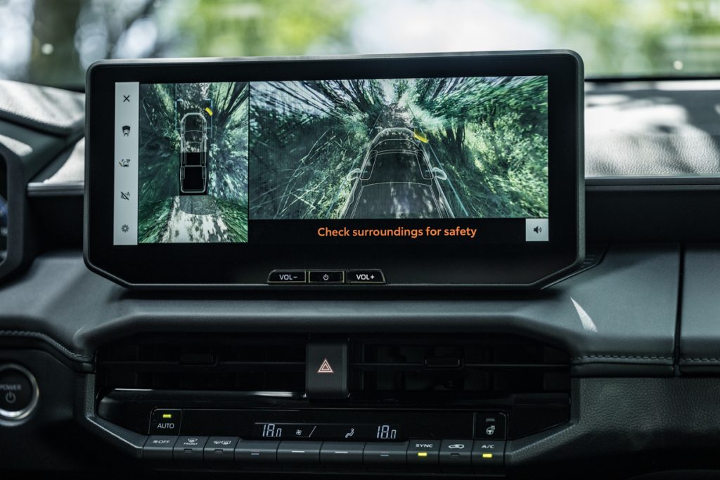 ecrã multimédia da toyota hilux bev com sistema de câmaras 360º para apoio à condução fora de estrada e manobras de precisão