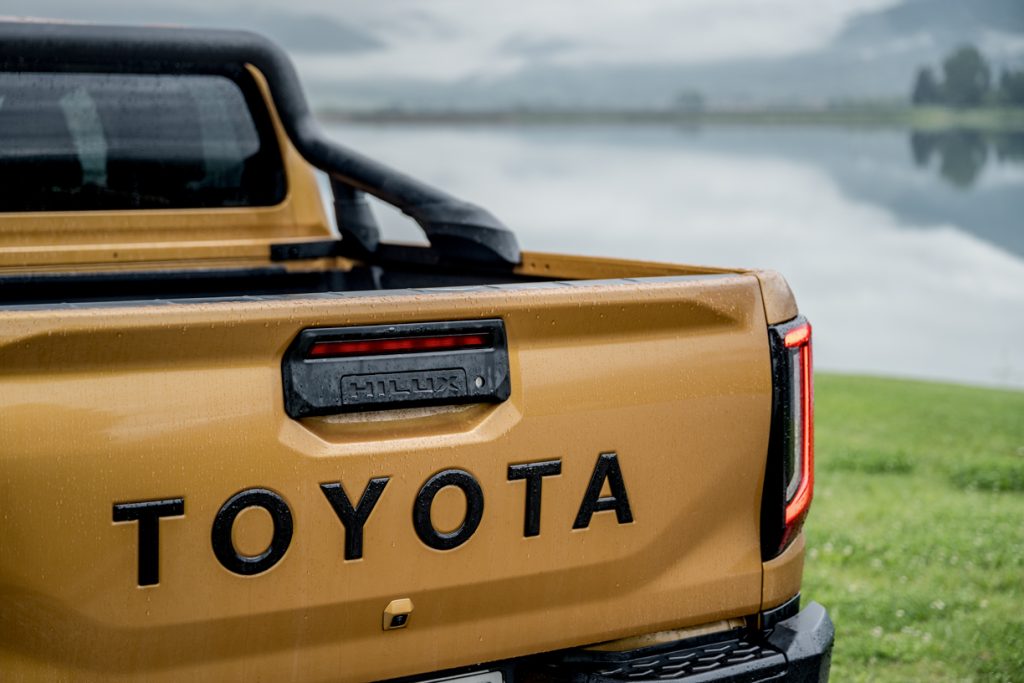 parte de trás do veículo hilux da toyota