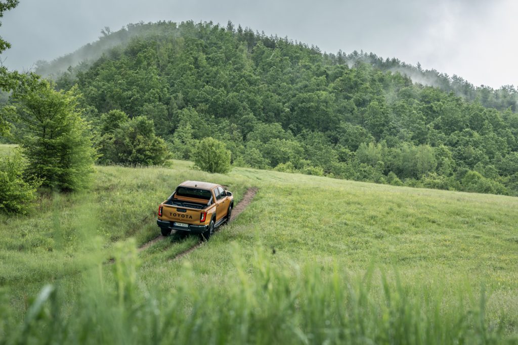 veículo hilux amarelo da toyota no meio da natureza