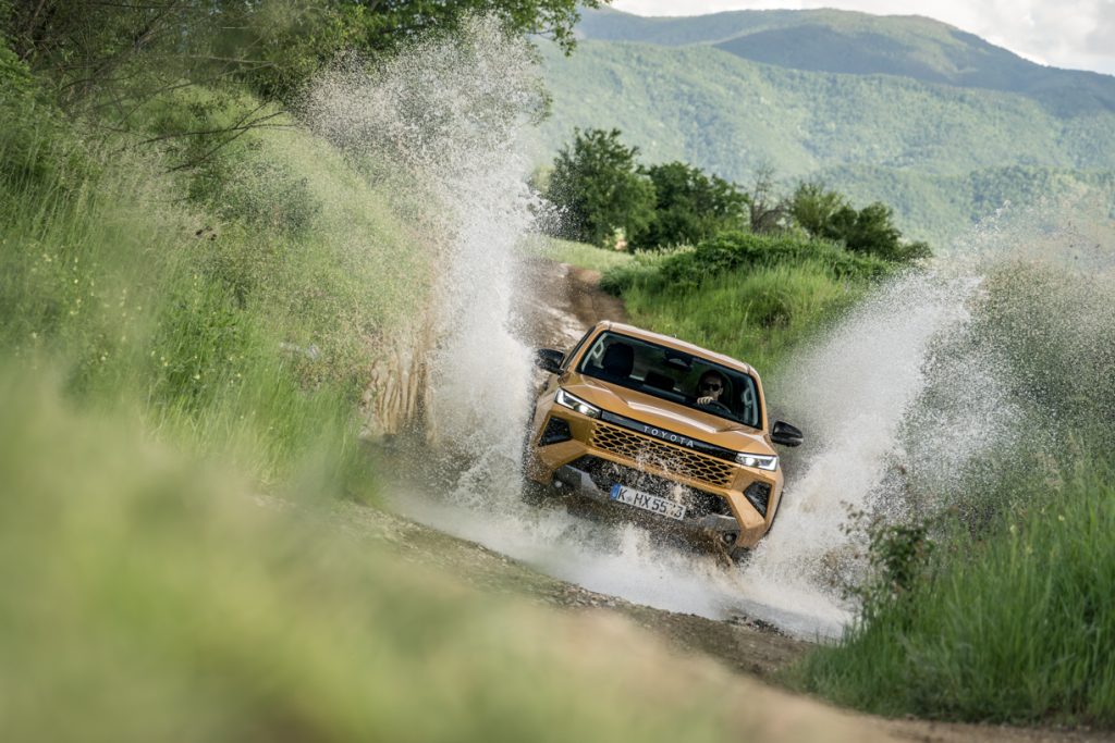veículo da toyota num percurso todo-o-terreno com passagem por água e salpicos