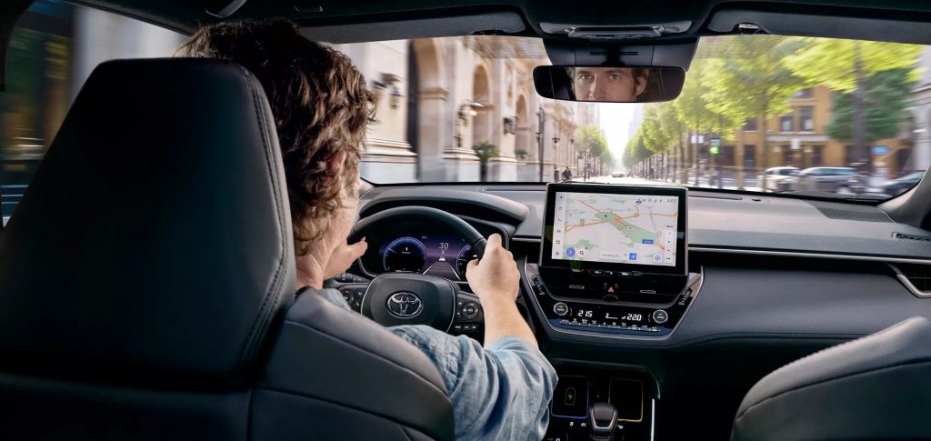 proprietário de um veículo toyota a conduzi-lo