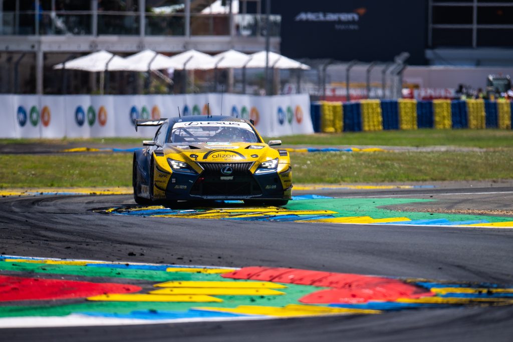 automóvel de corrida da lexus amarelo numa pista