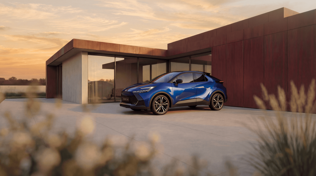 veículo azul da toyota estacionado junto de uma casa moderna