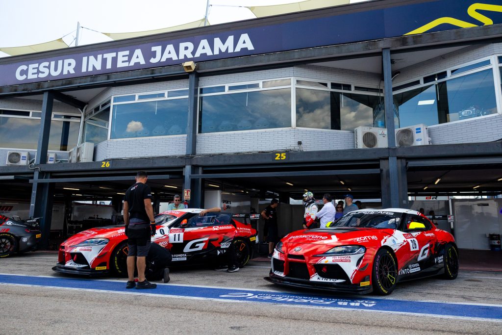 veículos de corrida da toyota a estacionados junto de um edifício 
