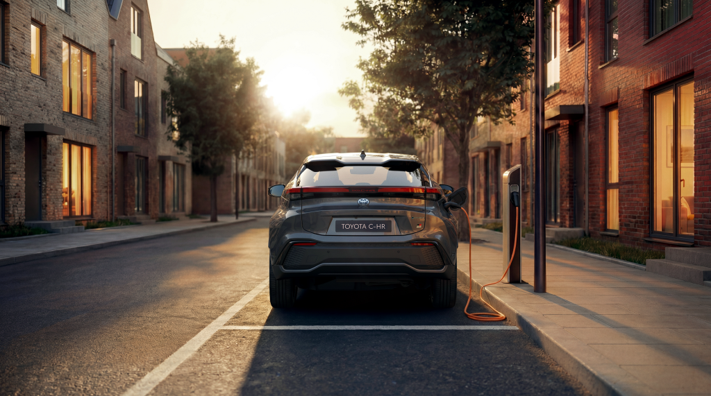 um veículo toyota c-hr cinzento a carregar num porto de bateria