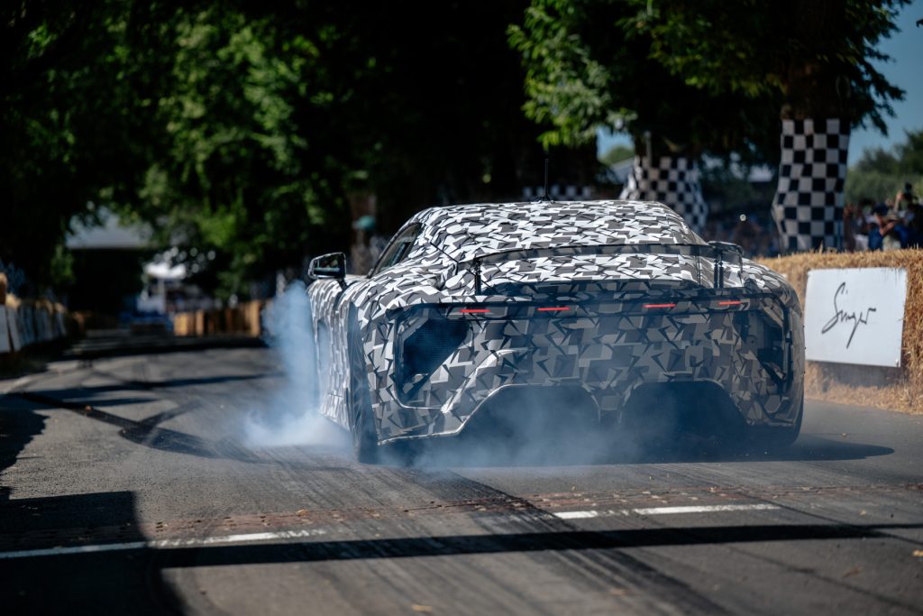 Vista da traseira de um carro de competição da Lexus durante uma prova, o automóvel focado nas pistas GR GT3