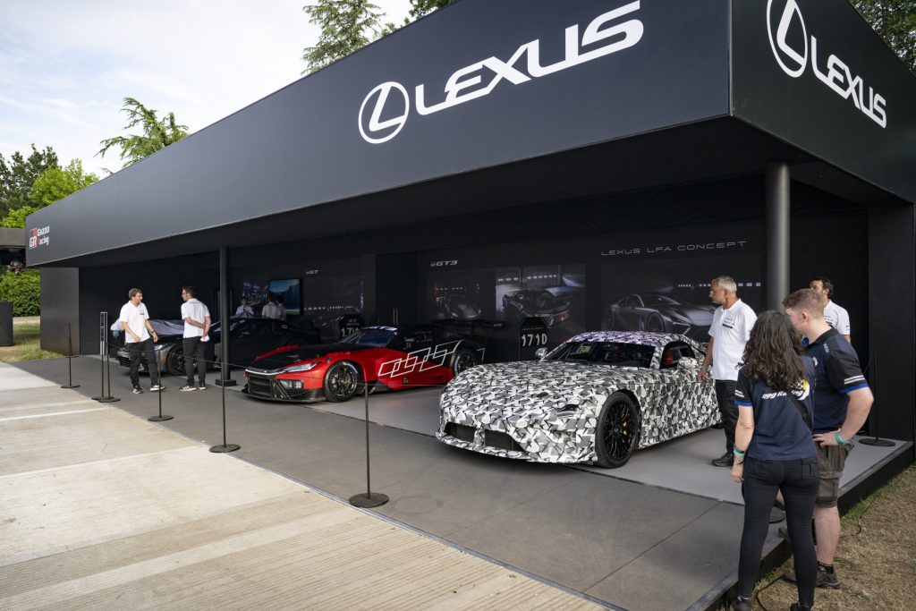 Carros da Lexus, incluindo o GR GT3, no stand da marca durante a competição