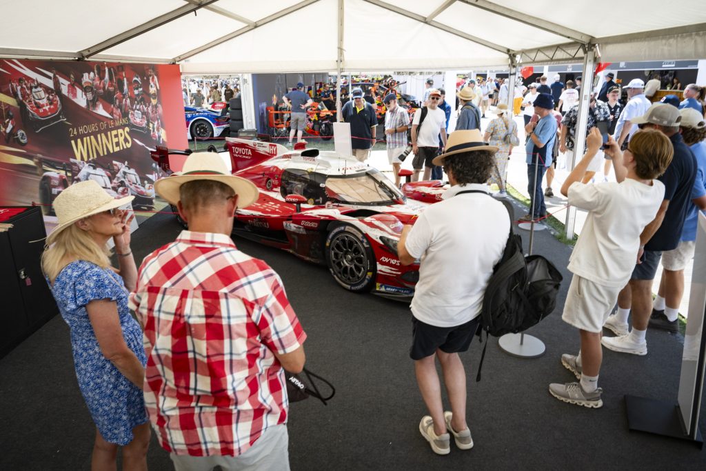 visitantes exploram os modelos toyota gazoo racing no goodwood festival of speed