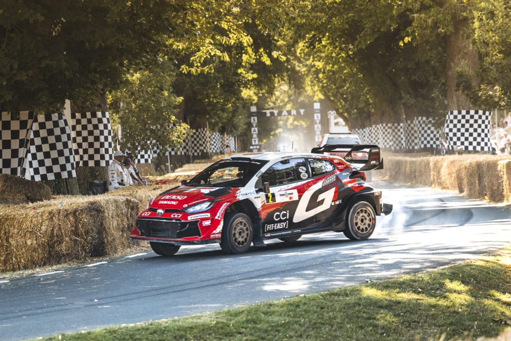 toyota gr yaris rally1 em demonstração dinâmica no goodwood festival of speed