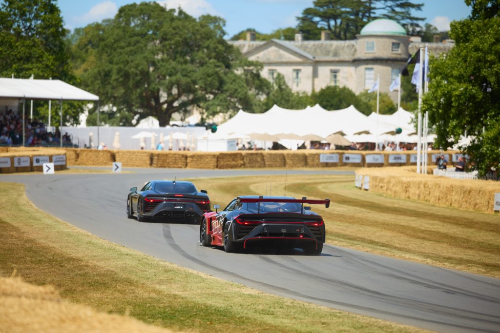 toyota gr em pista durante demonstração dinâmica no goodwood festival of speed