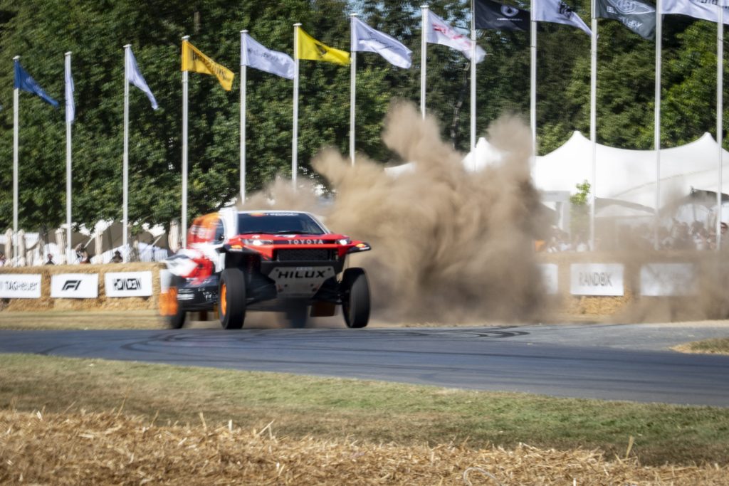 toyota hilux de competição acelera em demonstração no goodwood festival of speed