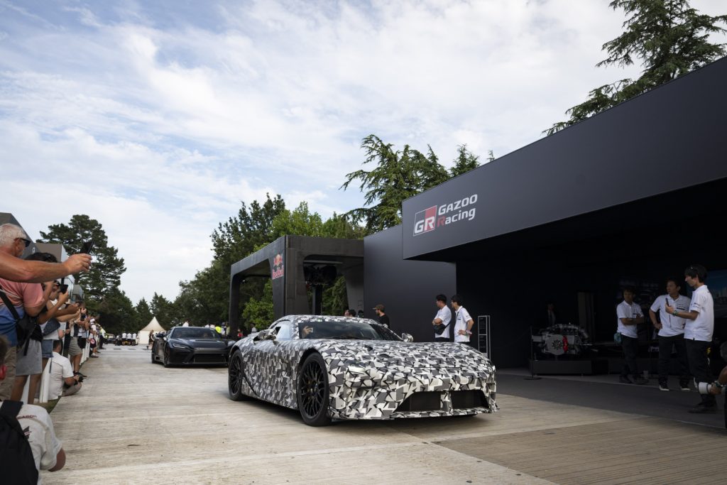 Vista frontal do carro GR GT3 da Lexus durante a prova