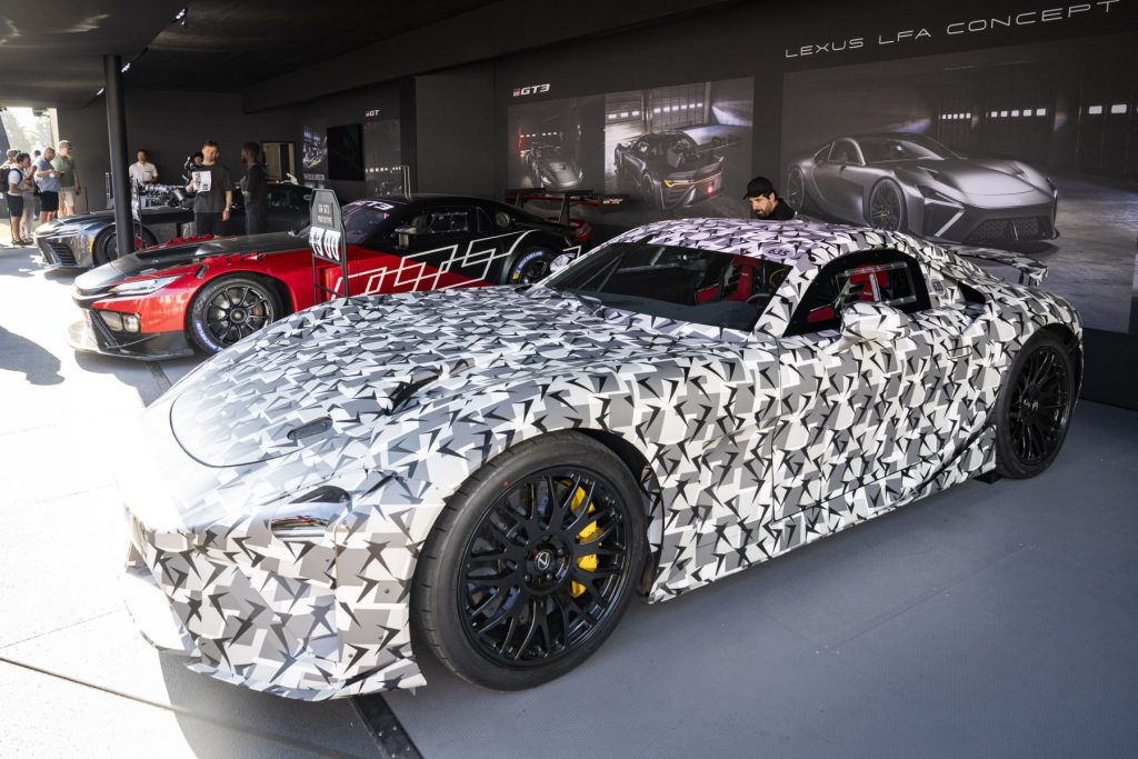 Vista mais aproximada da lateral do Lexus GR GT3, o automóvel de competição da marca