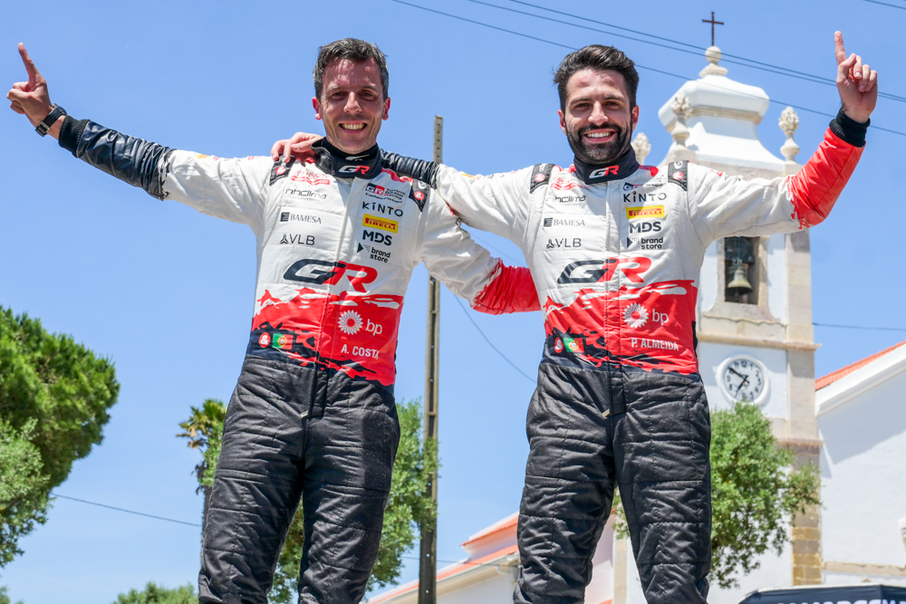 Duas pessoas a festejar uma víctória