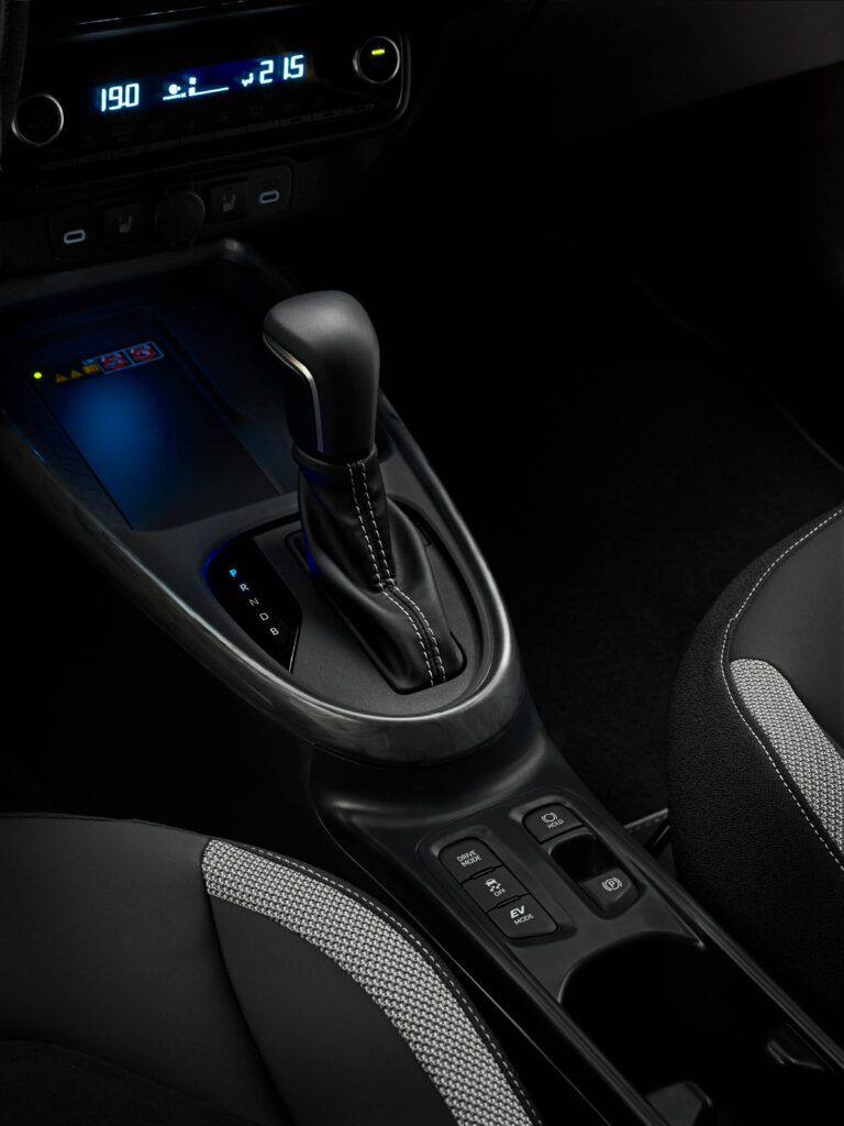 Close-up da alavanca de velocidades no novo Toyota Aygo X. Parte dos bancos dianteiros são também incorporados na imagem