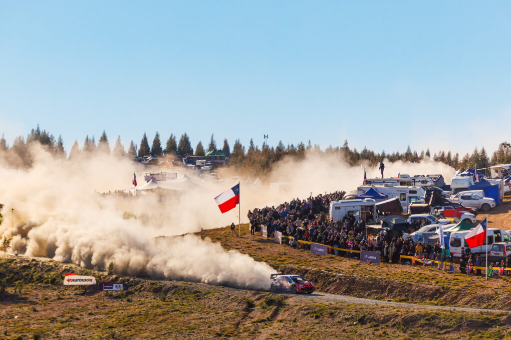 Toyota GR Yaris Rally1 do piloto Elfyn Evans e co-piloto Scott Martin fotografado numa estrada por entre as montanhas com a audiência a assistir, durante o terceiro dia do Rali do Chile