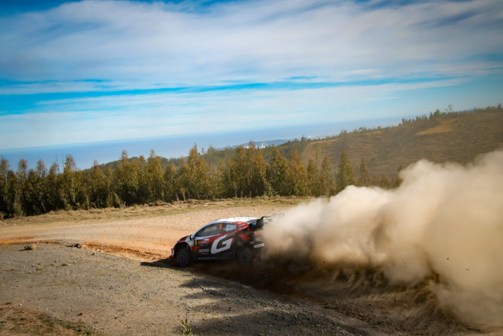 Toyota GR Yaris Rally1 do piloto Sami Pajari e co-piloto Marko Salminen fotografado durante o terceiro dia de prova no Rali do Chile, com vegetação de fundo