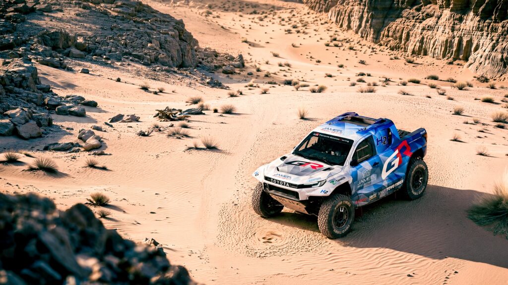 Toyota DKR GR FC Hilux fotografado de cima, no deserto, com o topo, frente e lateral do veículo visíveis