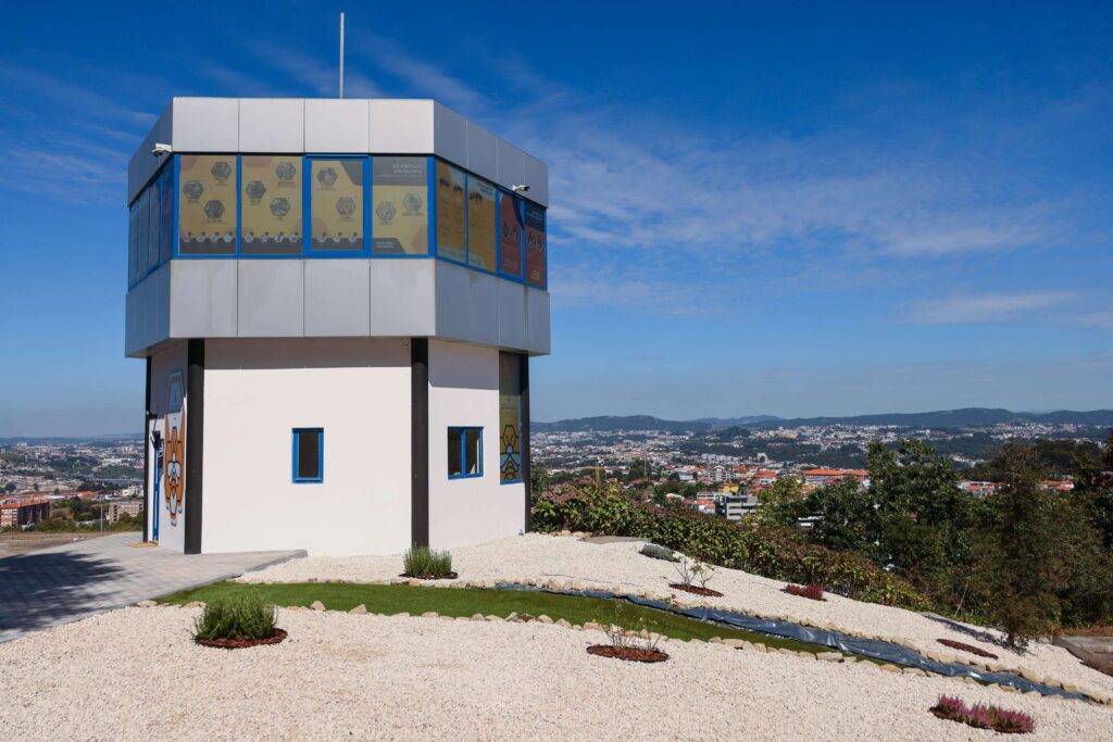 Centro de Interpretação da Abelha e do Mel com as cidades de Vila Nova de Gaia e do Porto no fundo