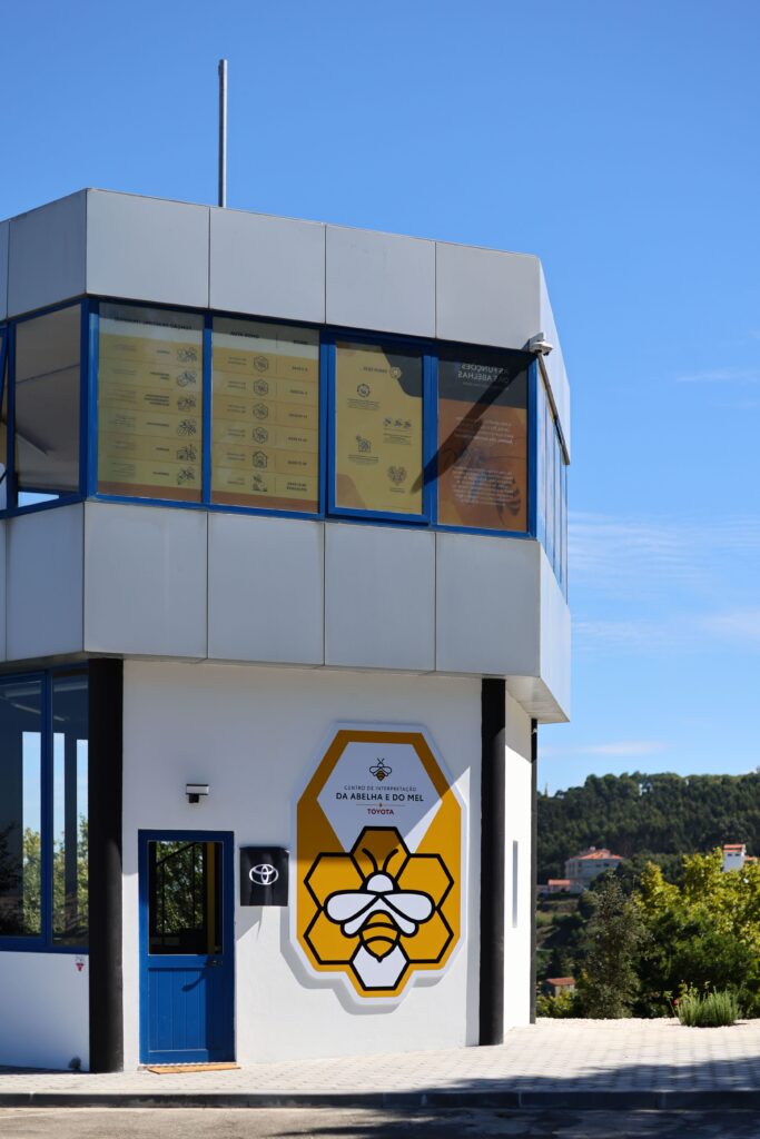 Fotografia da entrada e frente do Centro de Interpretação da Abelha e do Mel, edifício em forma de favo de mel, em Vila Nova de Gaia, na sede da Toyota