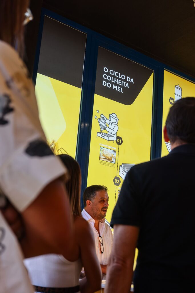 Convidados a deslocarem-se dentro do Centro de Interpretação da Abelha e do Mel, centro inaugurado pela Toyota em Vila Nova de Gaia