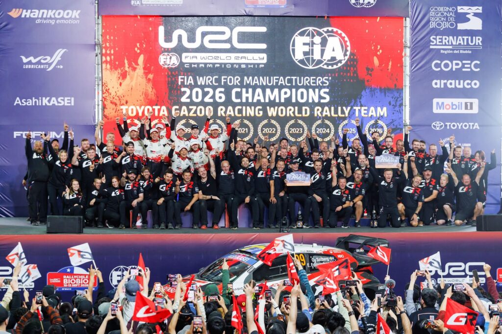 Equipa Toyota Gazoo Racing World Rally Team a celebrar o seu sexto título consecutivo de construtores no WRC, diante da audiência