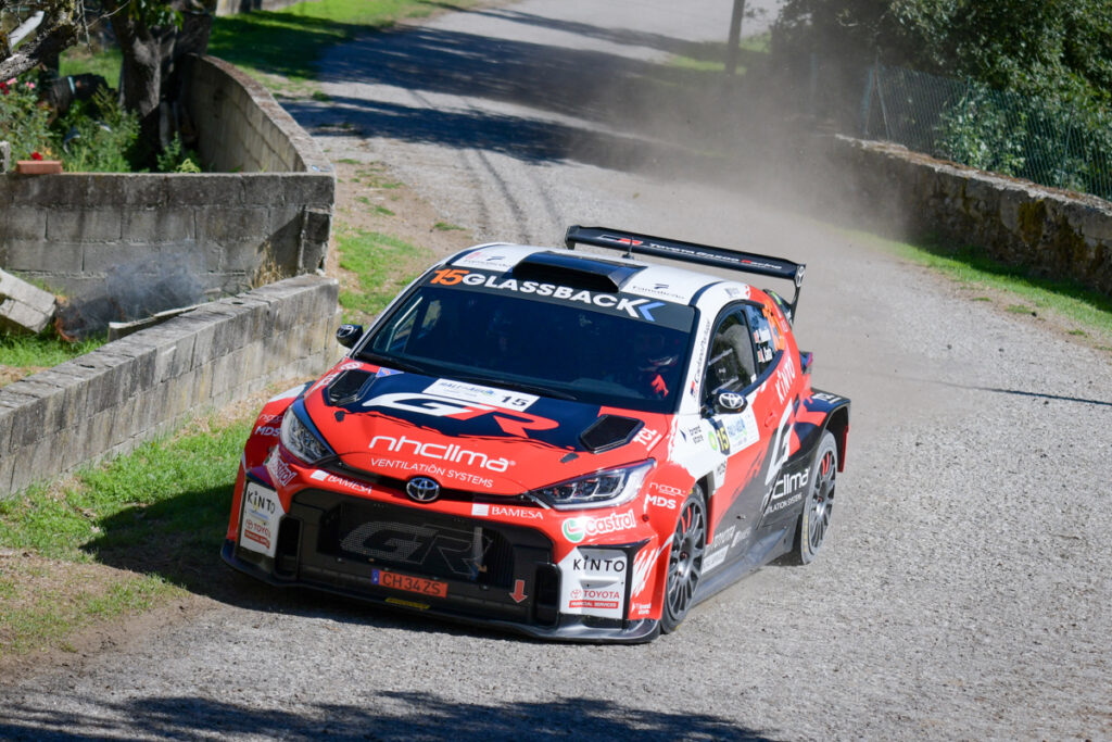 Piloto de Rally Pedro Almeida fotografado no seu Toyota GR Yaris Rally2 em plena prova