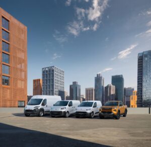 Gama Proace e modelo pick-up Hillux fotografados numa perspectiva 3/4 com edifícios urbanos no fundo