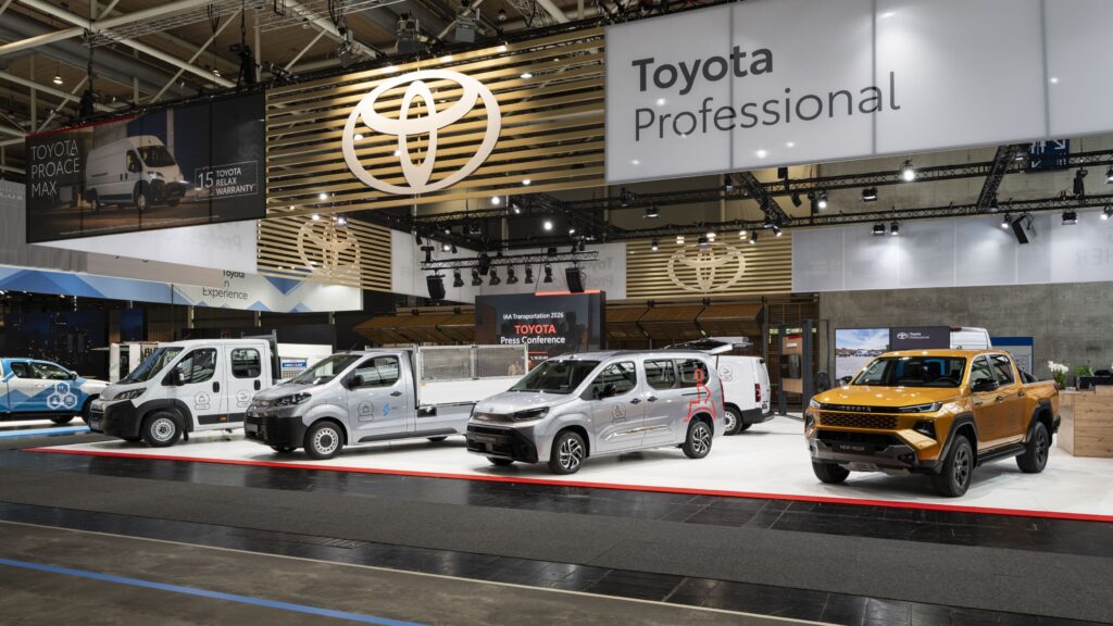 Stand Toyota no IAA Transportation 2026 fotografado de uma perspectiva 3/4. Logotipo da Toyota e os 4 modelos em exposição estão em destaque