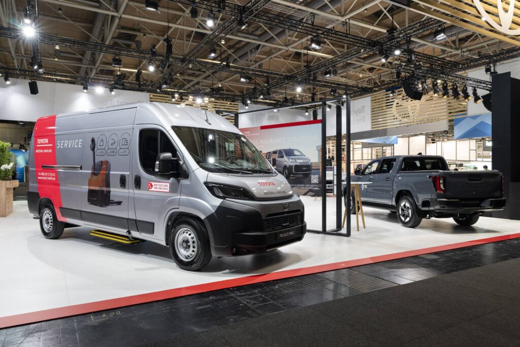 Parte do stand da Toyota fotografado com o modelo Proace Max, na cor cinza, em destaque numa perspectiva 3/4