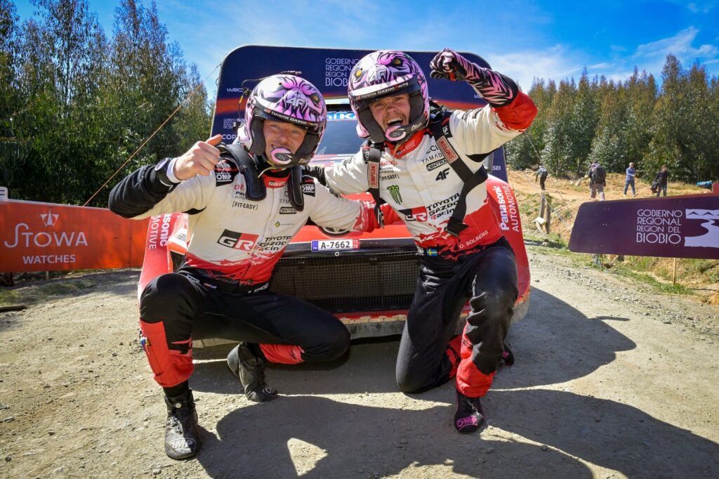 Piloto Oliver Solberg e Co-piloto Elliott Edmondson, vencedores do Rali do Chile, fotografados a festejar a vitória em frente do Toyota GR Yaris Rally1